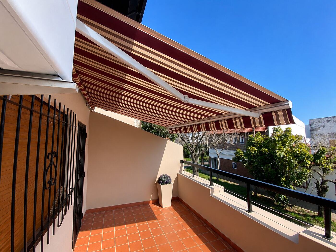 Toldo retráctil instalado en el balcón de un departamento