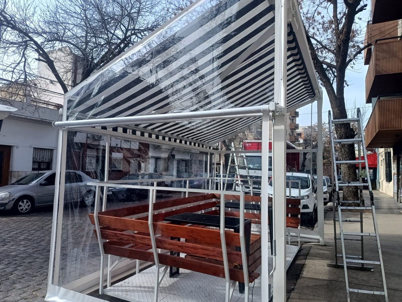 Sector exterior con techado transparente sobre estructura de aluminio