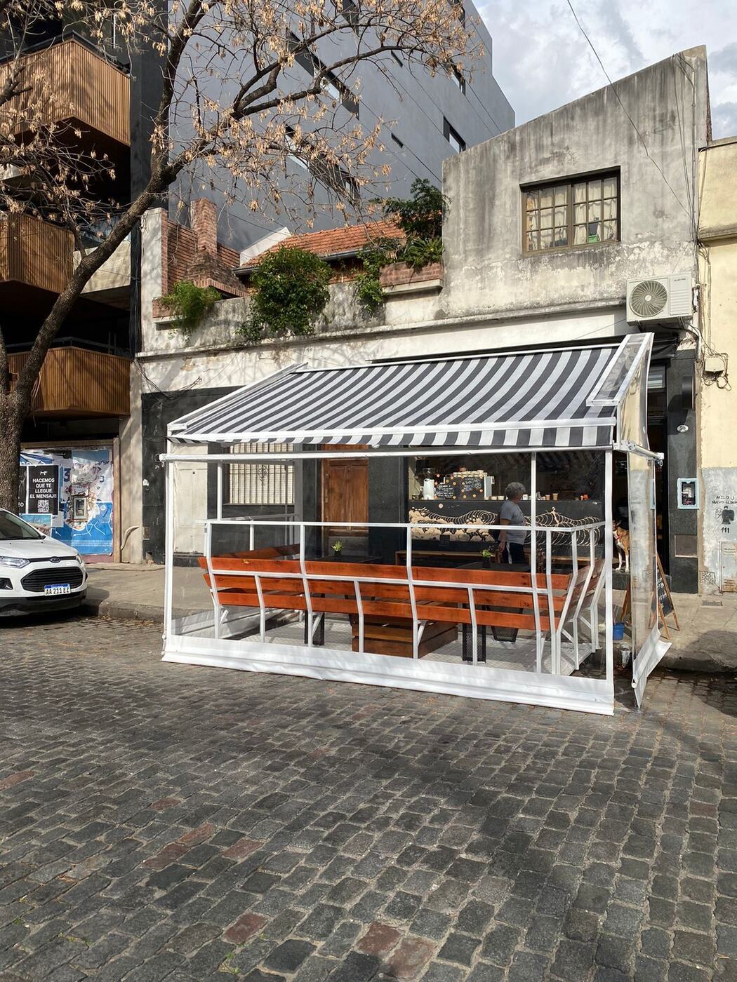 Toldo instalado sobre la vidriera de un local comercial