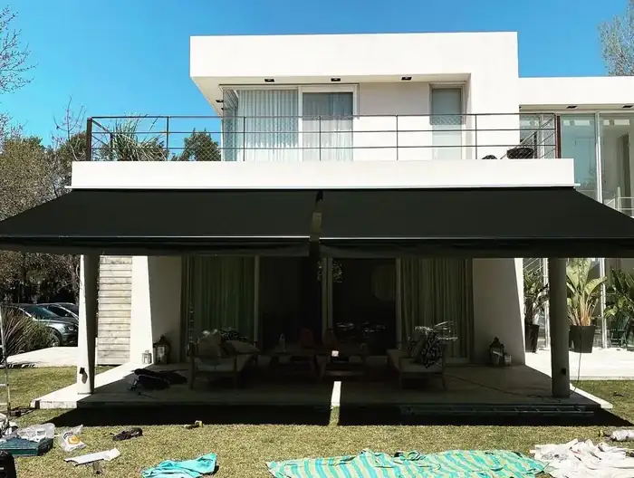 Toldo retráctil sobre el patio de una casa moderna