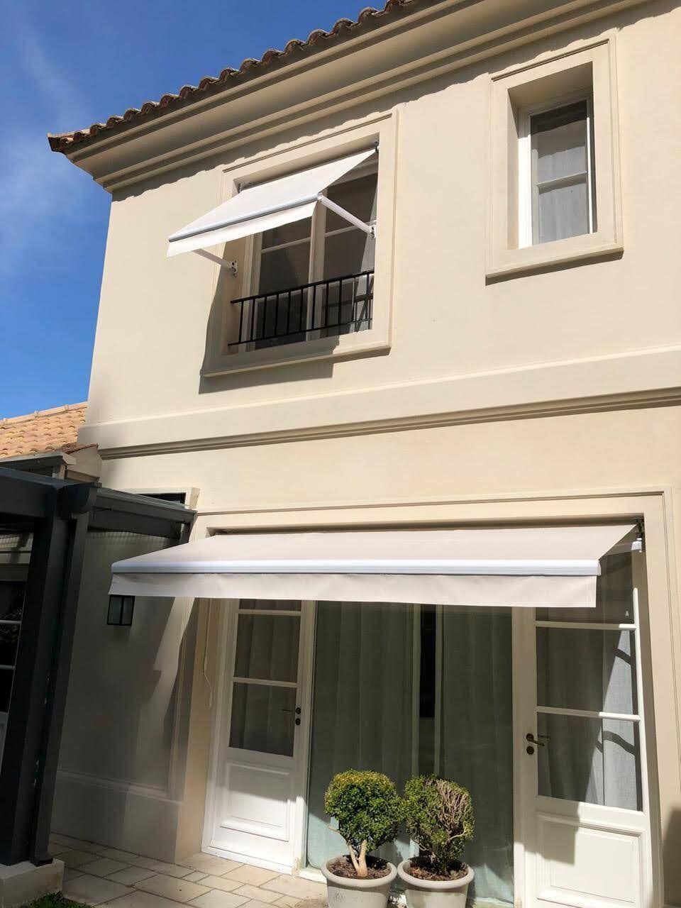 Toldo retráctil de cofre instalado por Toldos Terrasol en una casa