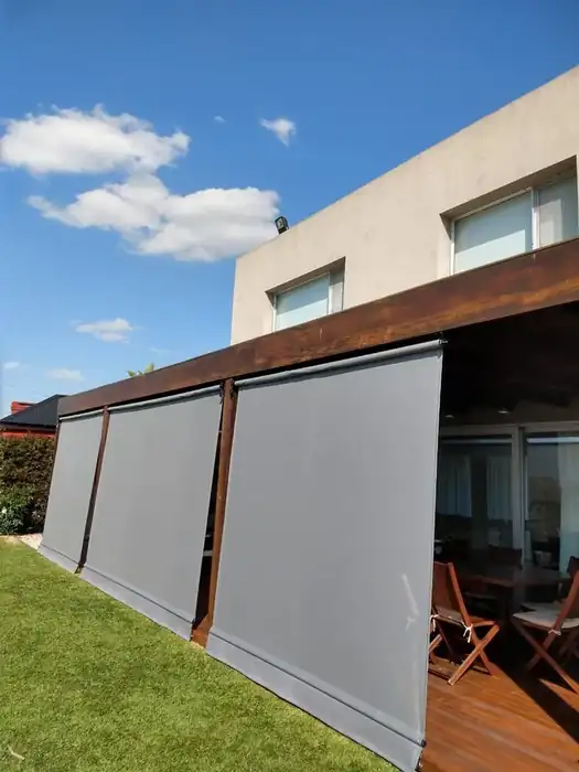 Toldos verticales screen cerrando una galería